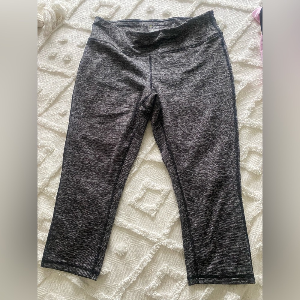 SALE!!! Tek Gear DRYTEK cropped leggings Size L